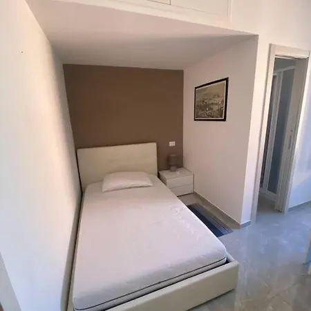 Candia House Rom